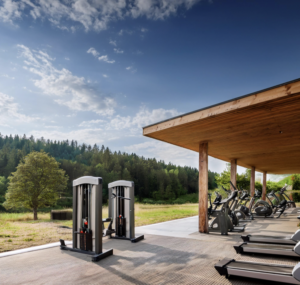 Profitez de notre espace fitness extérieur plonger dans l'atmosphère de notre établissement luxueux au coeur de la Dordogne.