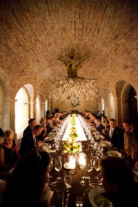 dégustation de vin avec un accord de mets tous les vendredi soir. évènement autour d'une grande table sous les voutes de notre cave 